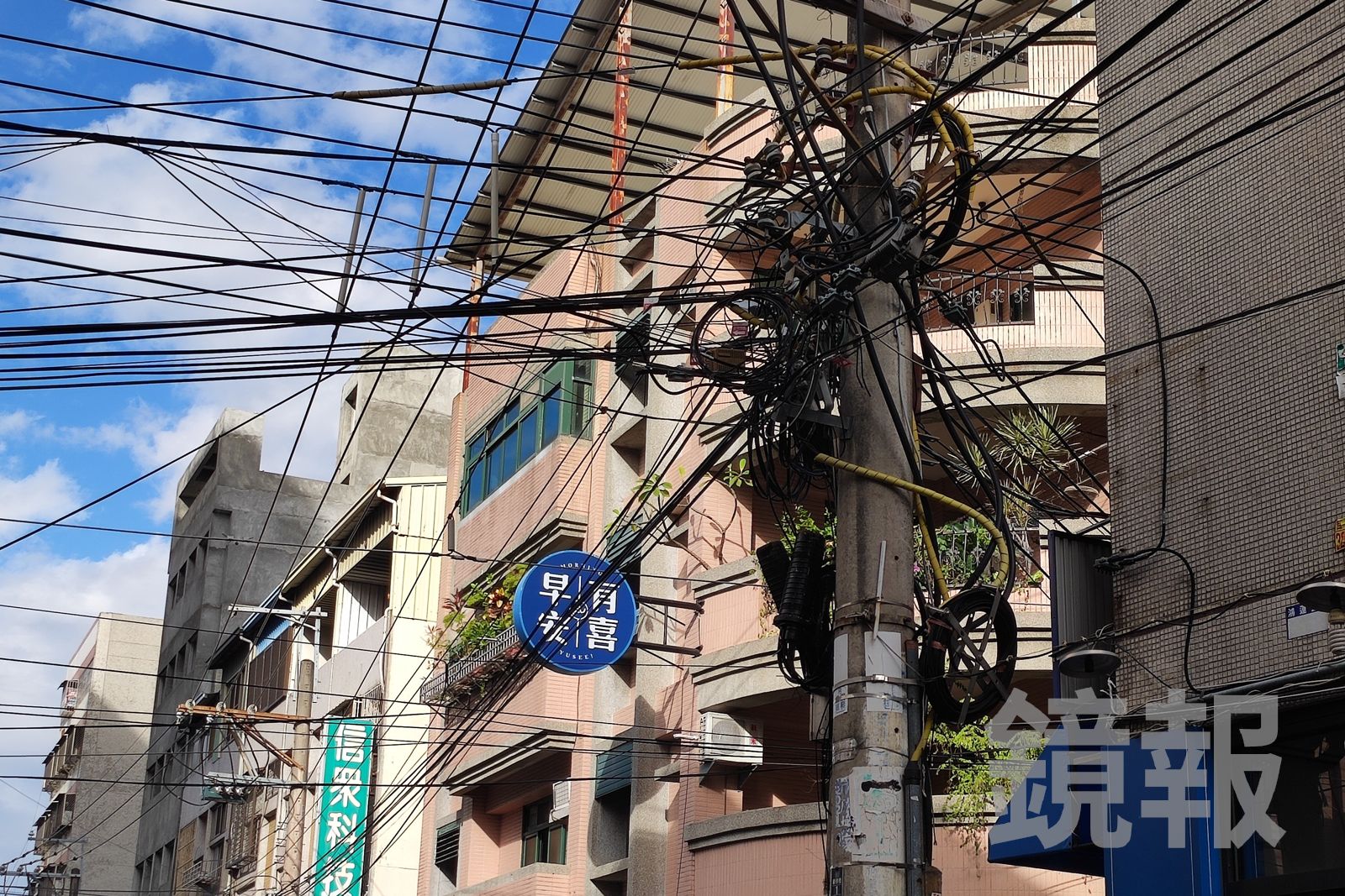 又醜又危險!街頭纜線如「空中甜甜圈」纏滿電桿恐釀災 議員轟:拖10年沒人管