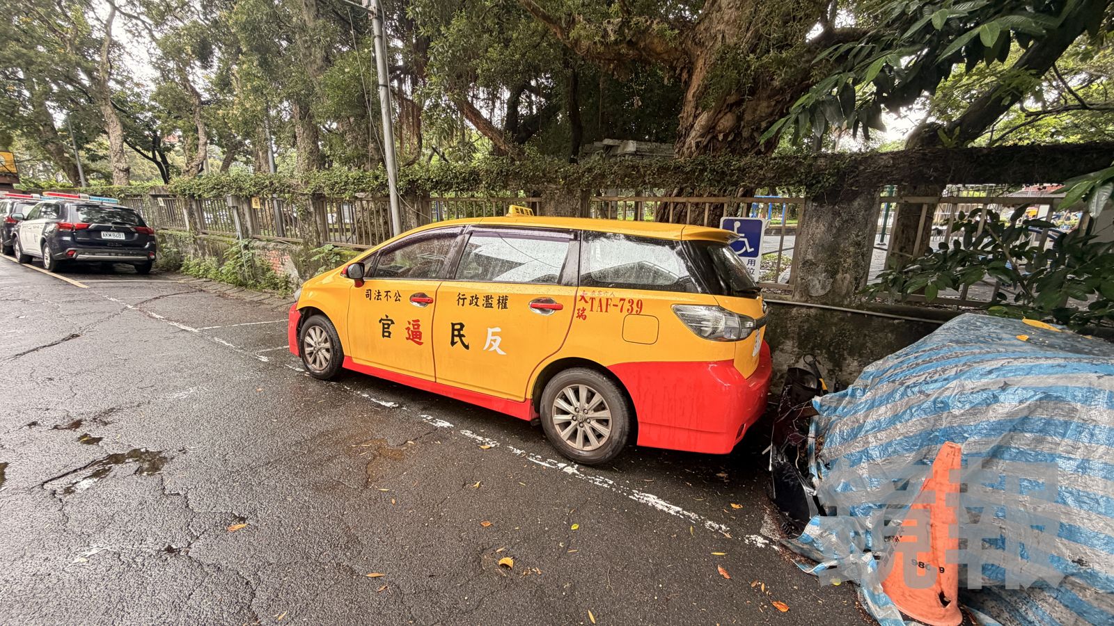 警方將現場嫌犯作案車輛查扣。顏凱勗攝