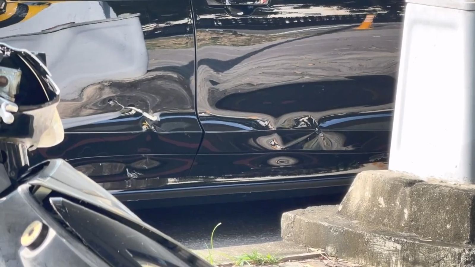 奧迪轎車的右側車身有明顯撞擊痕跡。圖／民眾提供