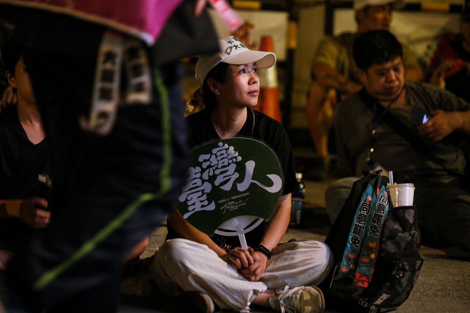 當我們願意問出「我是誰?」的時候,才正是邁向成熟民主國家的起點。圖為在台灣聲援罷免行動的支持者。鄒保祥攝影