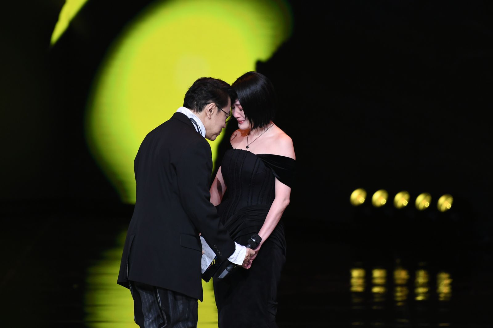 小S(右)今晚與蔡康永合體頒獎。三立提供