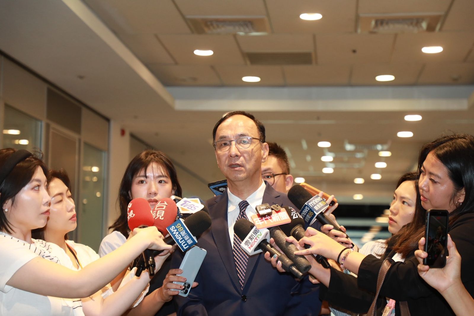 前國民黨主席朱立倫表示,近期民調沉默螺旋效應明顯,自然偏誤很大;但他也說,所有的候選人一定要上緊發條,全力以赴。圖/朱立倫辦公室提供