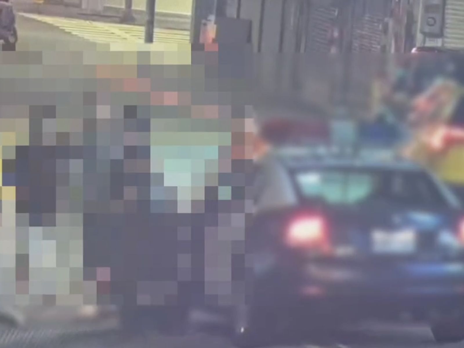 有片/薑母鴨店內敬酒不成2對4大亂鬥 正妹女警拔槍喝止畫面曝光