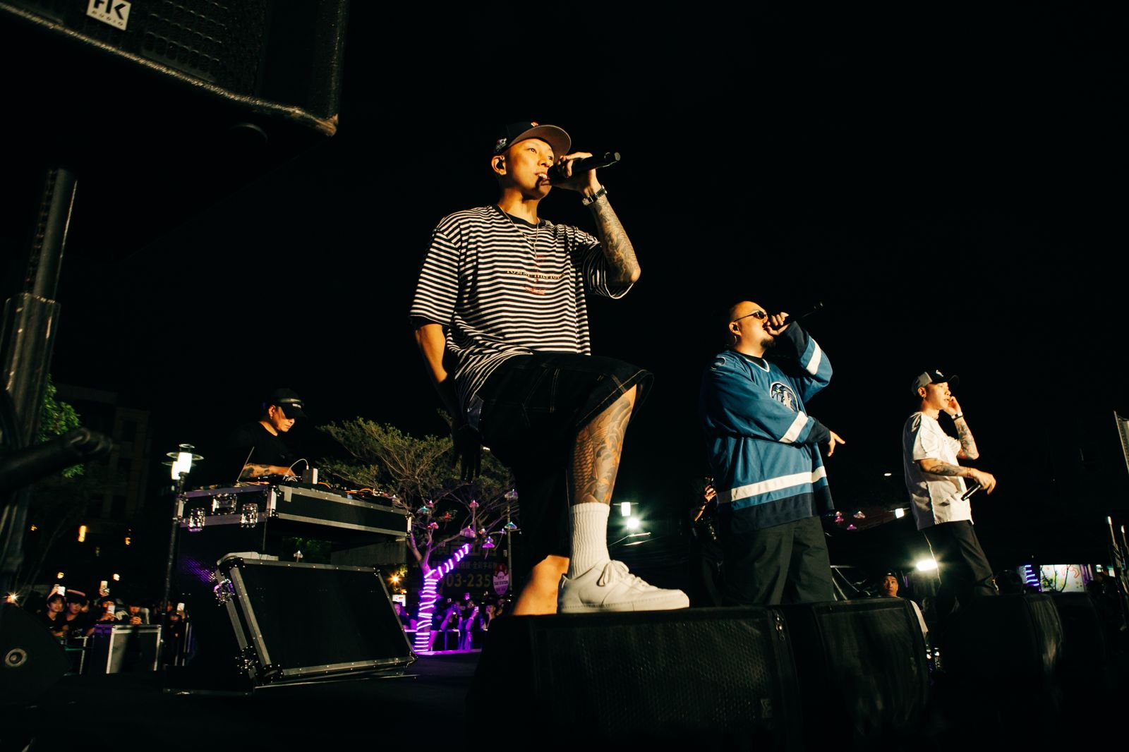 頑童又幹大事！霸氣「登遊艇進城」　人潮擠爆癱瘓交通