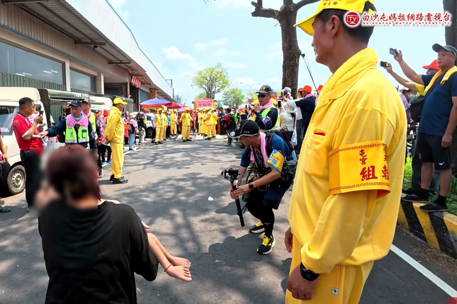 婦人緊抱重病兒子跪求媽祖庇佑。圖/翻攝自白沙屯媽祖網路電視台YT