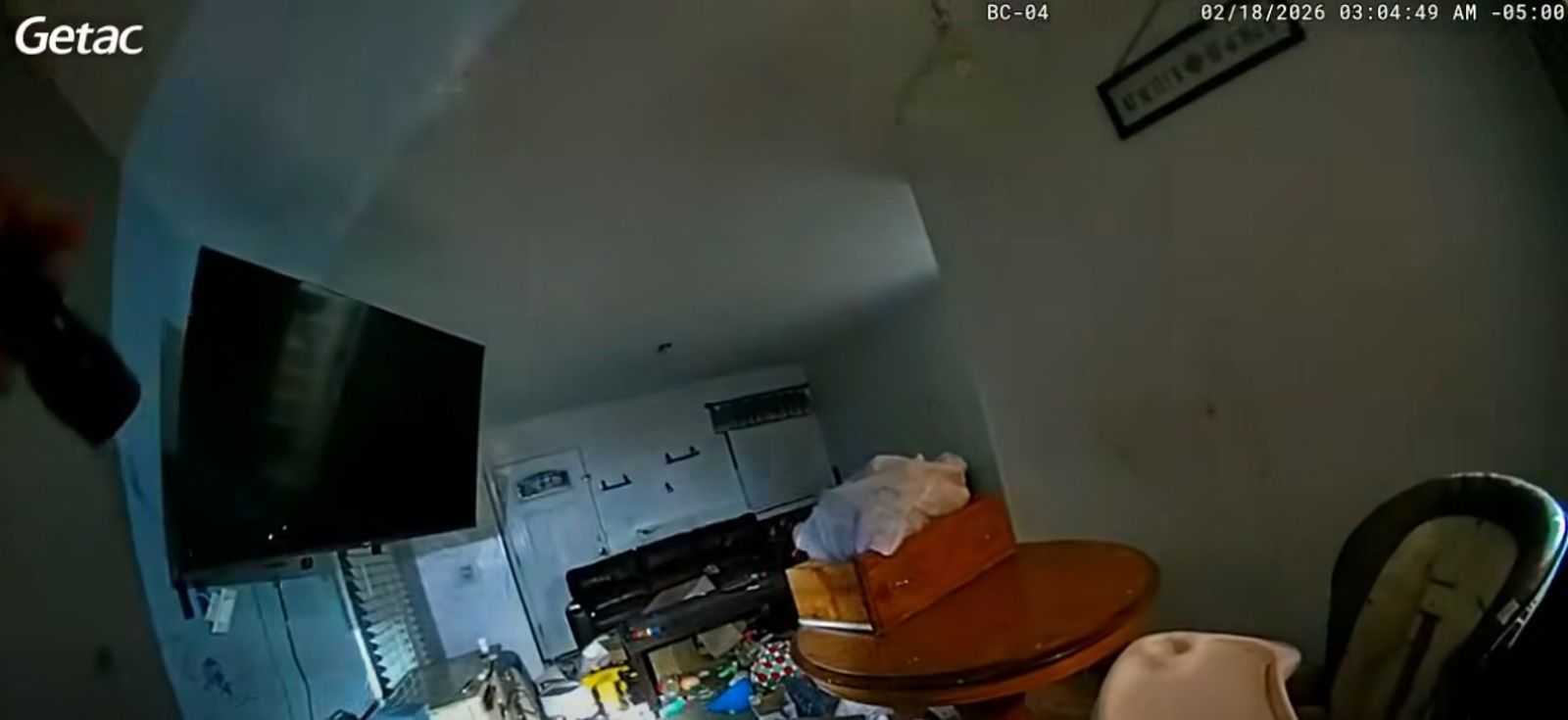 鄰居報案救了他們！警破門驚見2童「餓到挖腐肉吃」糞便沾牆、滿地垃圾污水…