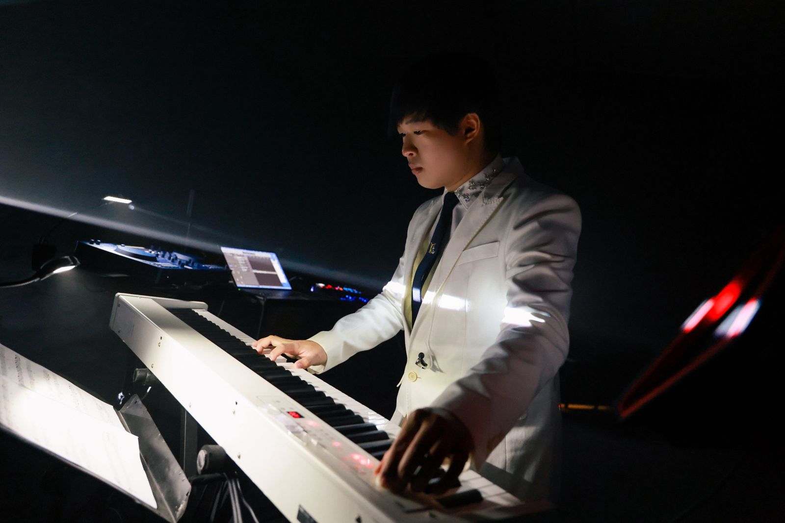 星二代不靠父蔭！「亞洲最年輕音樂家」黑暗中演奏　全靠手感與記憶
