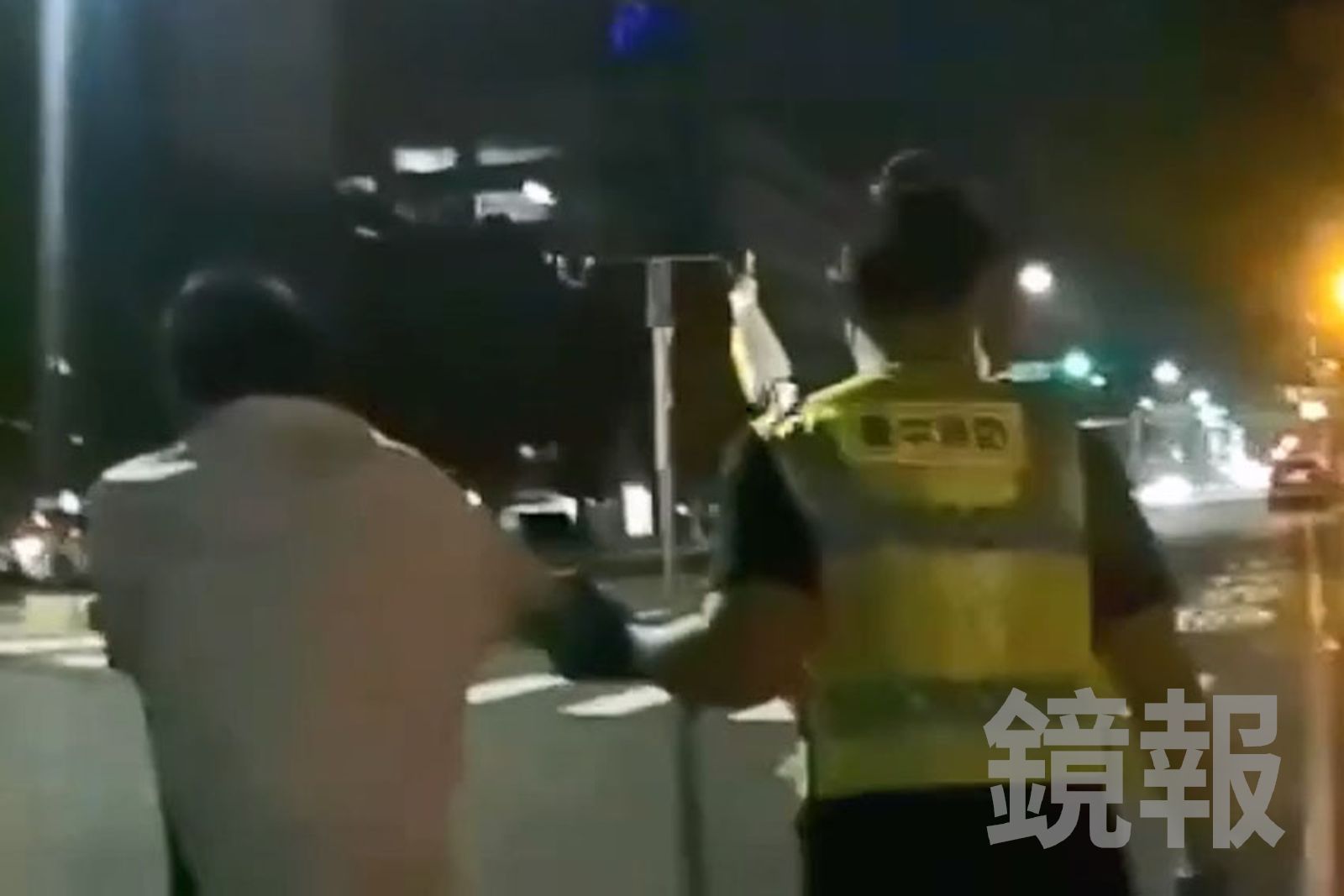 救護人員護送蔡男走回醫院。民眾提供