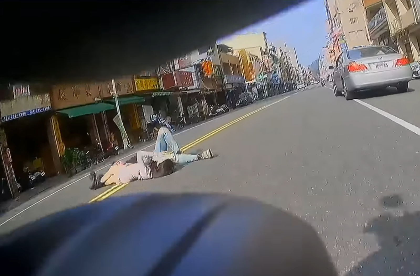 高雄男女馬路當床!大白天平躺柏油路「曬日光浴」 網酸:沒錢開房間?