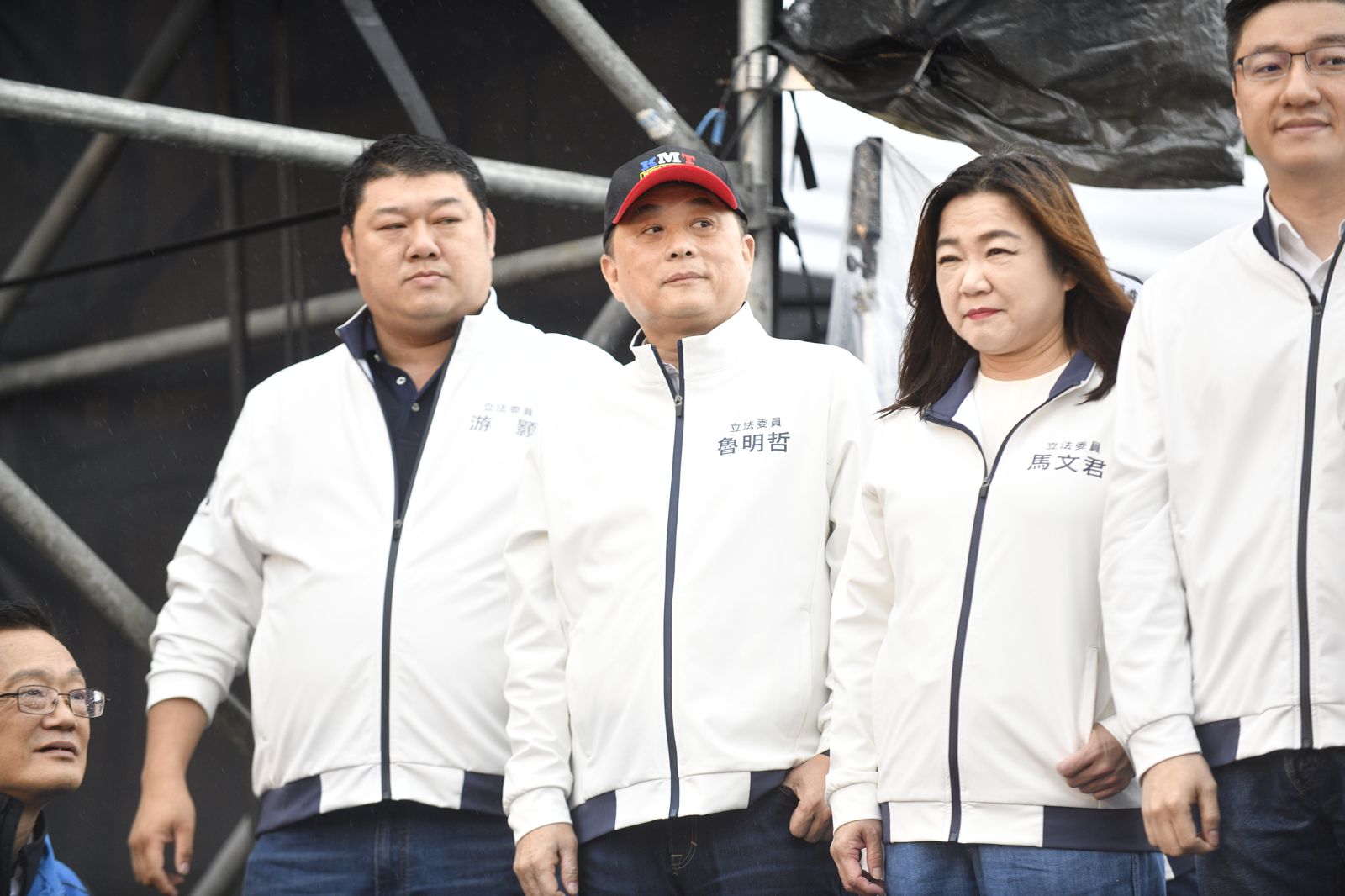 遭控選舉公報夾反罷文宣　魯明哲曬監視器畫面反嗆綠：不造謠就不會選舉