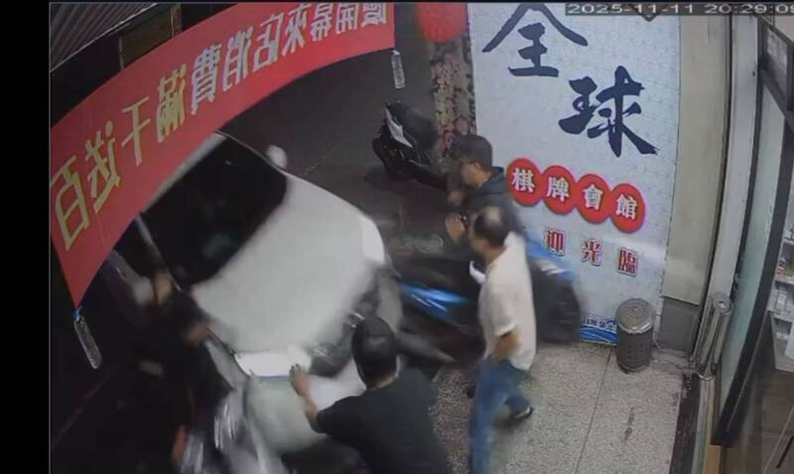 雲林北港驚險夜！休旅車閃避失控猛衝商店　4人遭撞飛輕傷