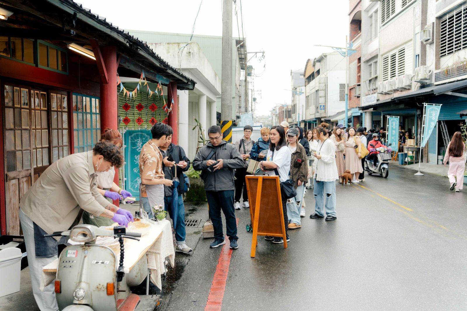 「嗨！市集」一開張就湧現排隊人潮。好看娛樂提供