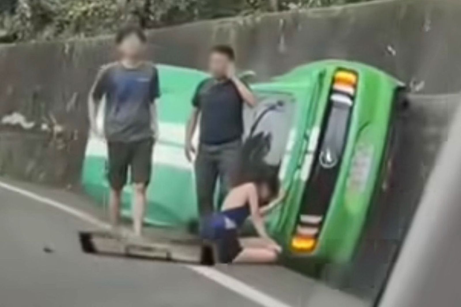 山壁當賽道？開跑車載妹子超車失敗衝落水溝　慘淪「壁掛式」車展