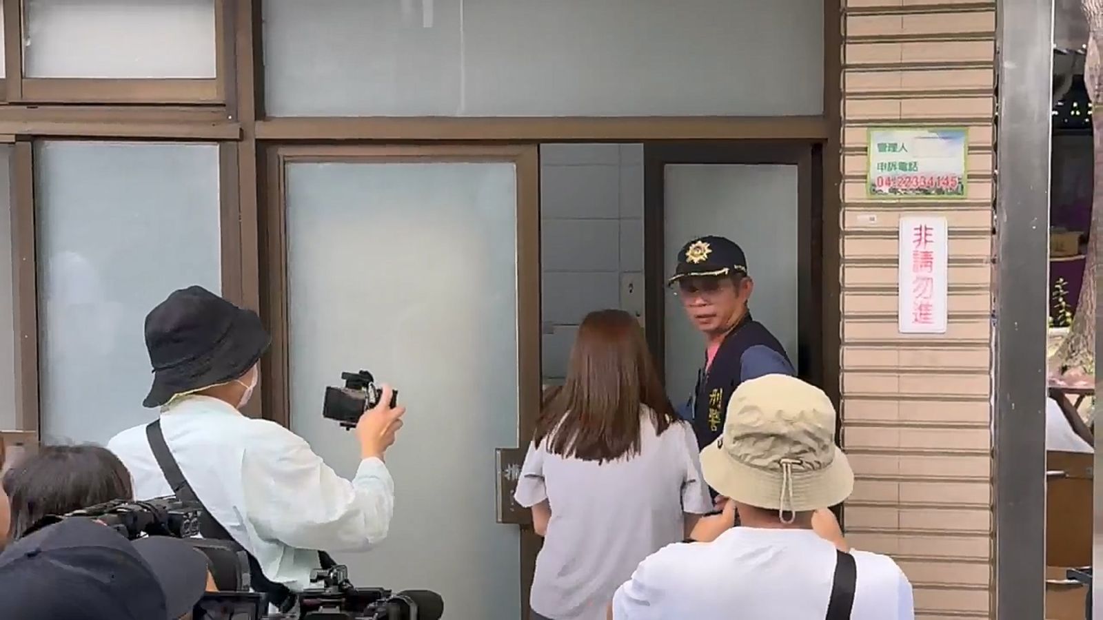 罹難者家屬陸續抵達殯儀館相驗現場。讀者提供