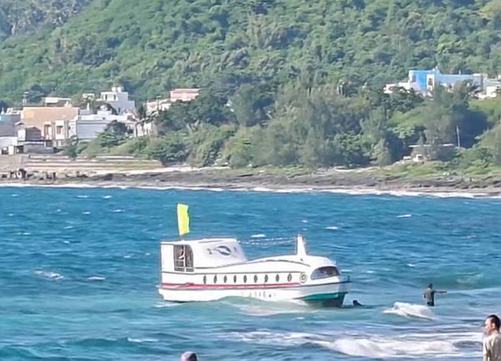 紅柴坑半潛艇不明原因擱淺在漁港近海,造成18人受困待援。圖/網友muntingyu提供