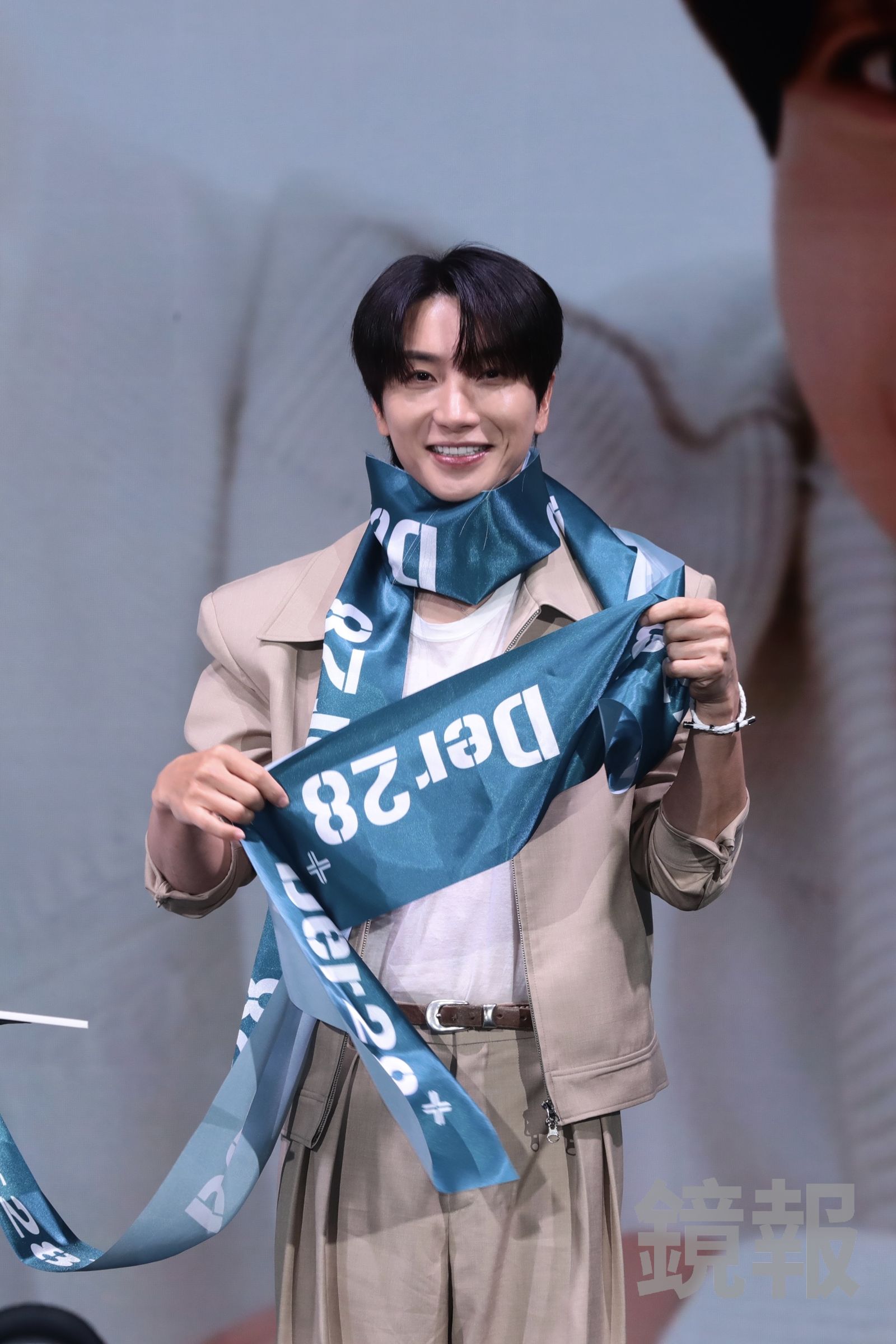 利特說天冷了,把布條當成圍巾。林煒凱攝