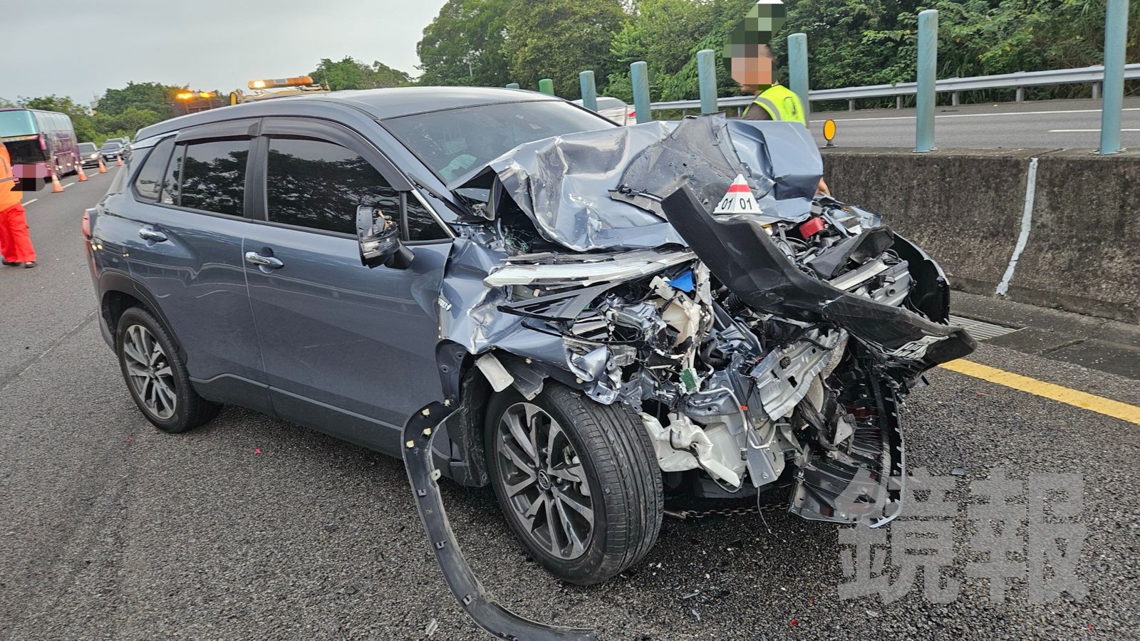 休旅車駕駛劉男疑似未注意前方狀況，高速追撞曾男的轎車。民眾提供