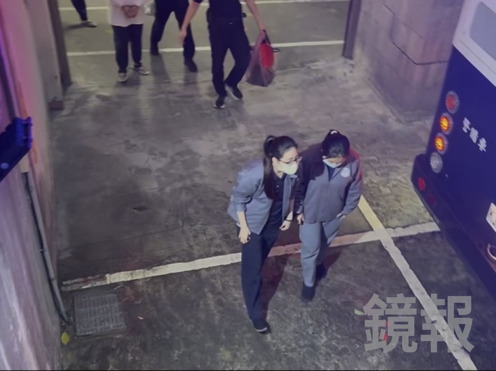 蕭瑋葶（左）傍晚還押看守所。李依璇攝