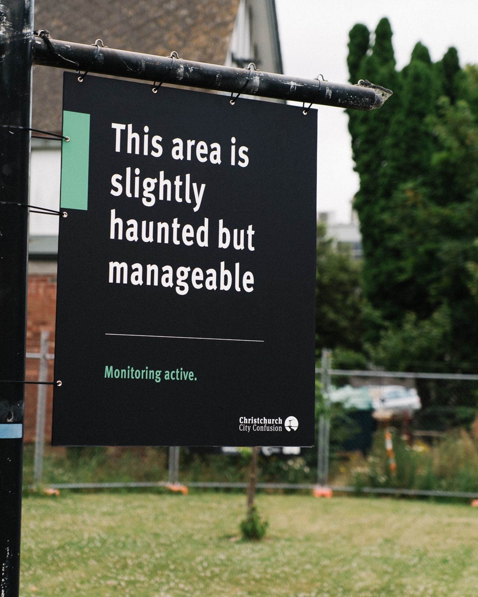 廢棄建築外出現「此處微微鬧鬼，但仍可控制」的告示牌。圖／翻攝自IG／cameronhunt__