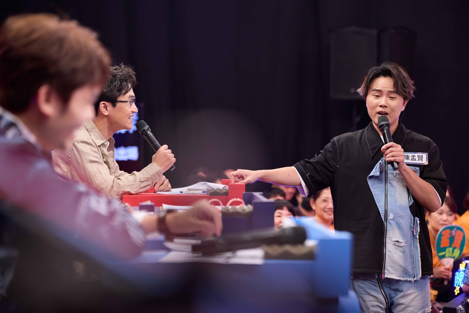 陳孟賢(右)變身「公車萍」犀利眼神及驚豔的表演讓評審吳國禎(左)笑得合不攏嘴。公視台語台提供