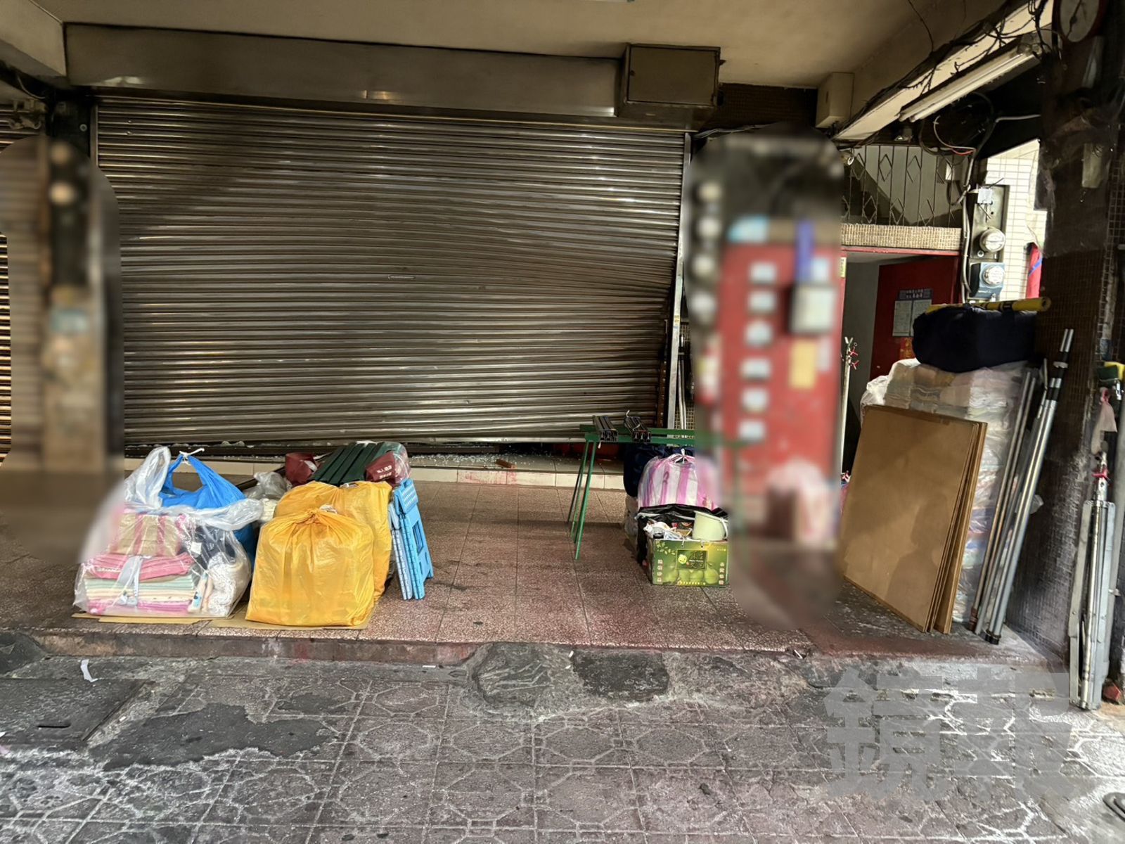 知名連鎖店家1樓鐵門遭不明男子開車衝撞。警方提供