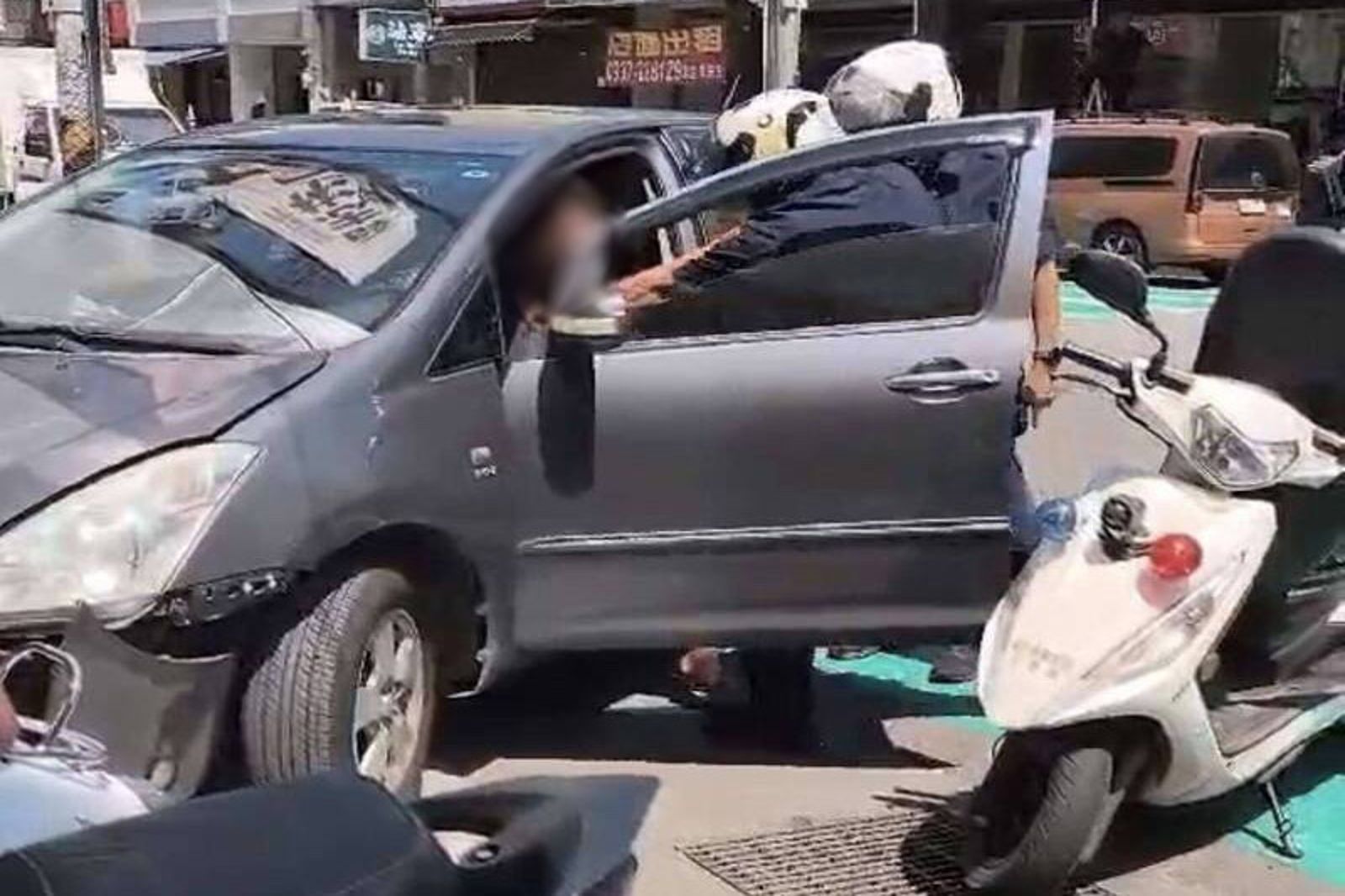 撞了超商還想跑!彰化男一路蛇行還碰倒多輛機車 唾液毒篩一測…當場上銬法辦