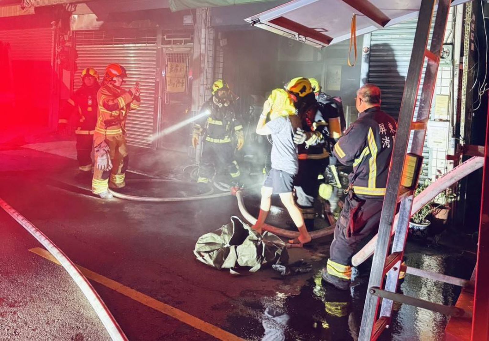 屏東市深夜住宅火警！一家四口脫困送醫