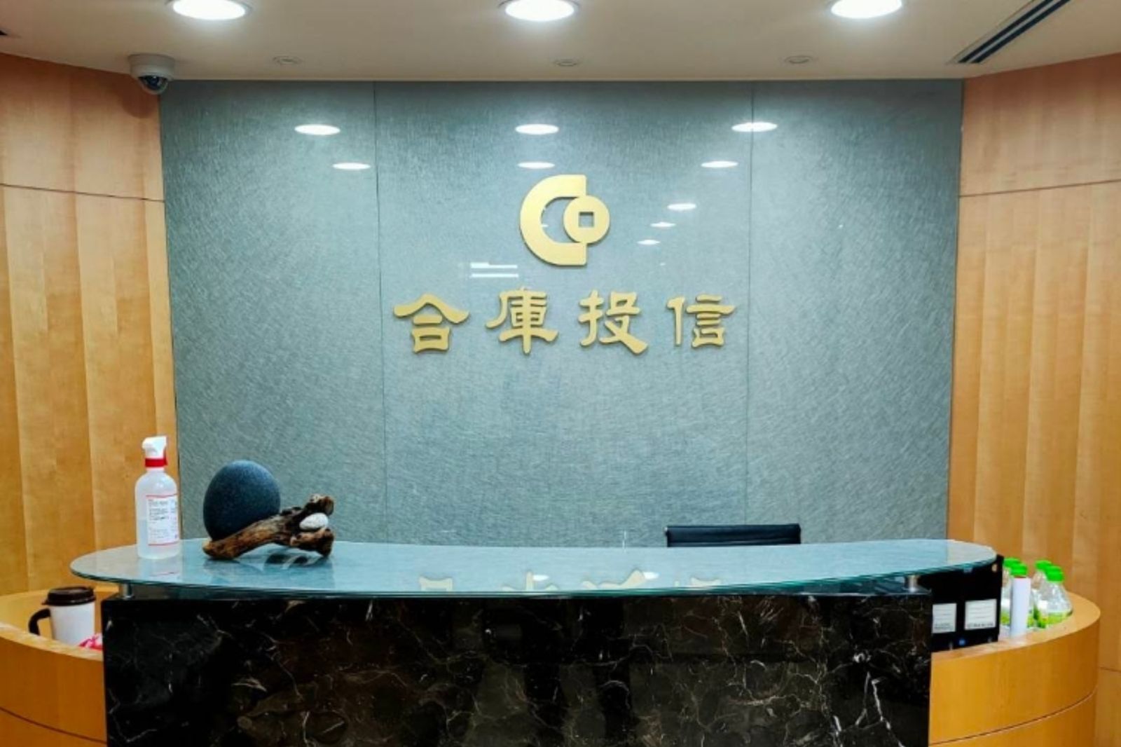 合庫投資長上班不看盤!「狂搜AV女優」戰利品放辦公桌 每天挑裸照陪上班