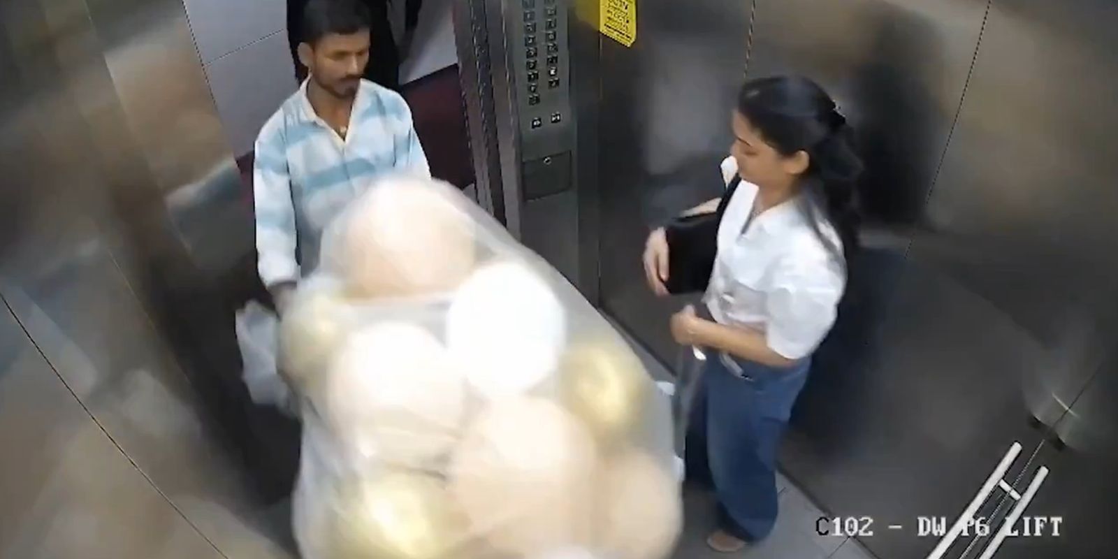 塔帕里亞和馬哈托先後走入電梯。圖／翻攝自X