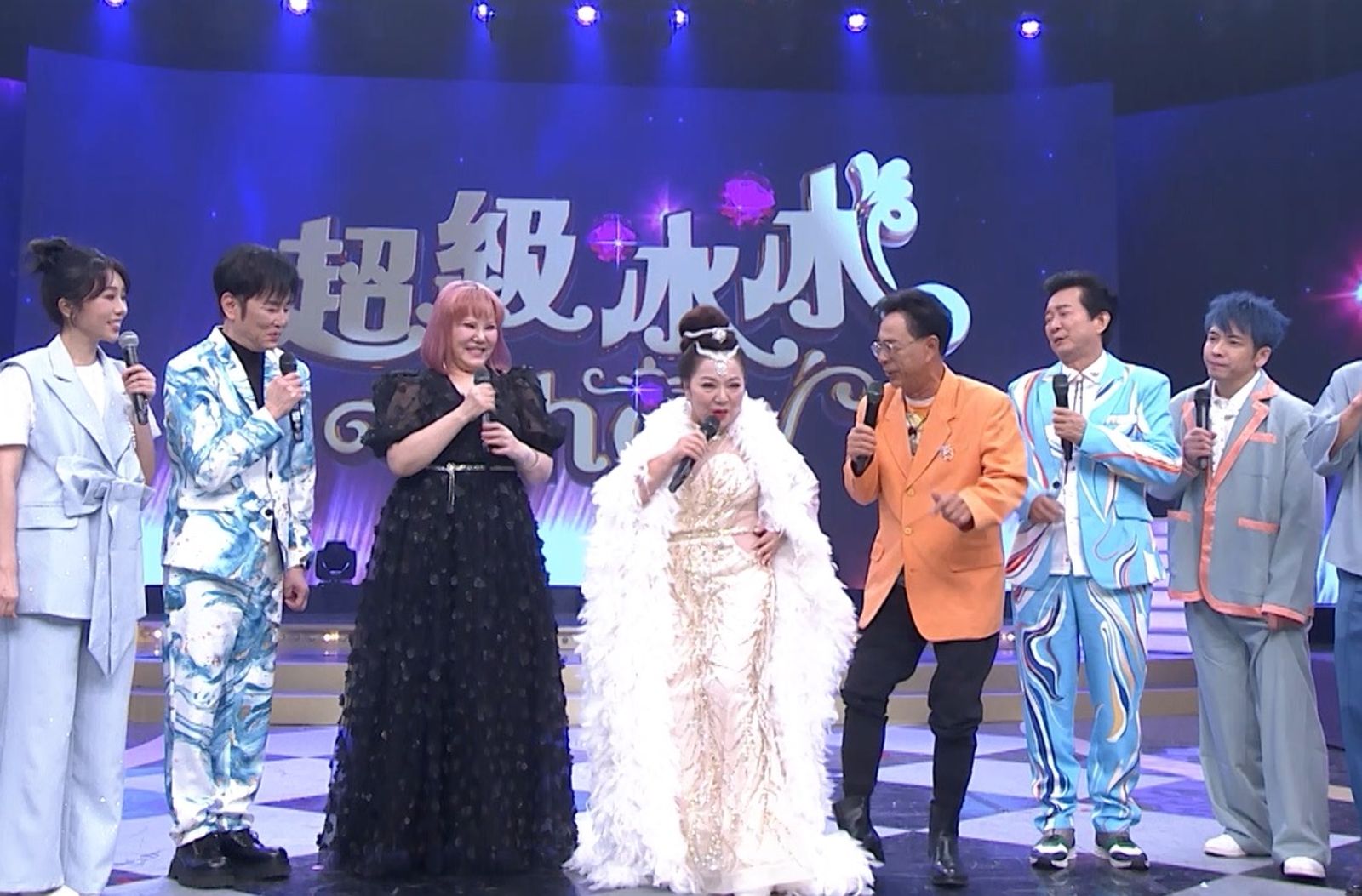 白冰冰重現歌廳秀辣度！中空禮服秀腰線　秀場巨星驚呼：沒看過70歲還這麼騷