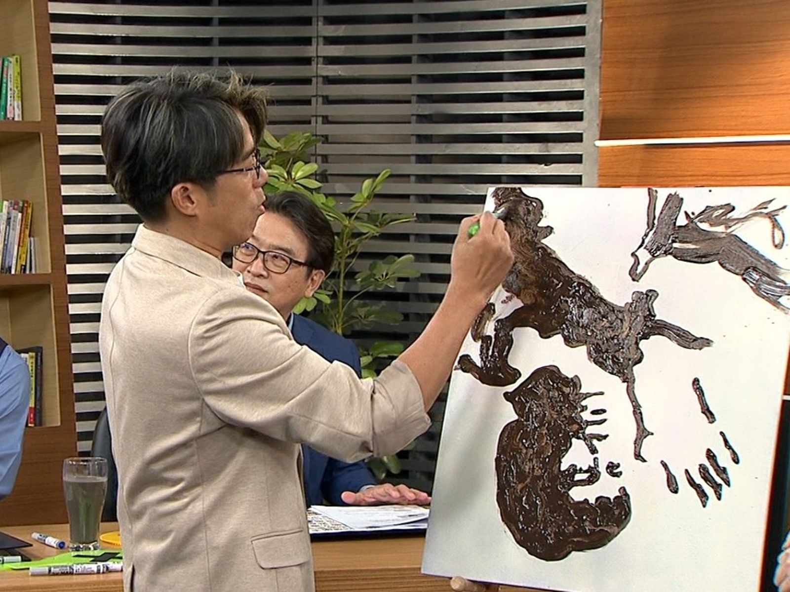 陳子強錄製現場挑戰顛倒畫，獨特技巧引發眾人讚嘆。年代提供