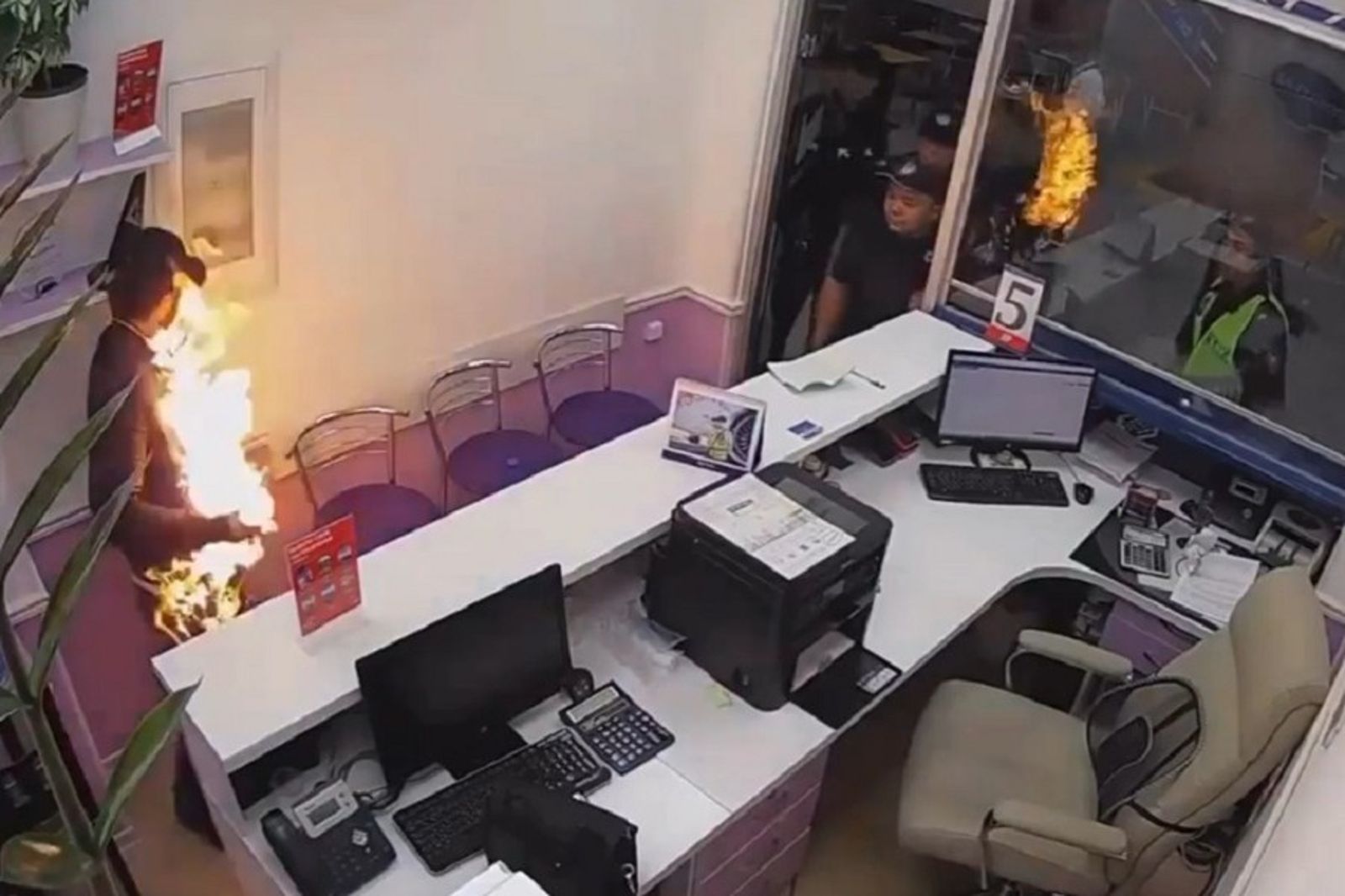 慎入！他與妻吵架又錯過飛機崩潰　在機場當眾自焚