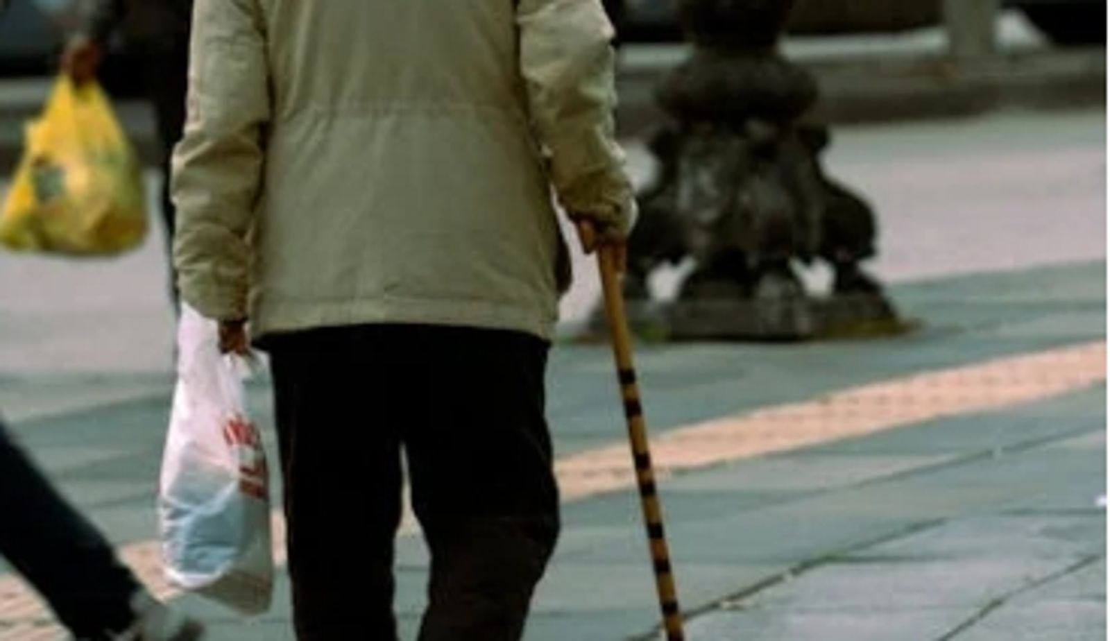 以為是老化！70歲男背痛竟是罹癌「癌細胞擴散全身」：已是晚期