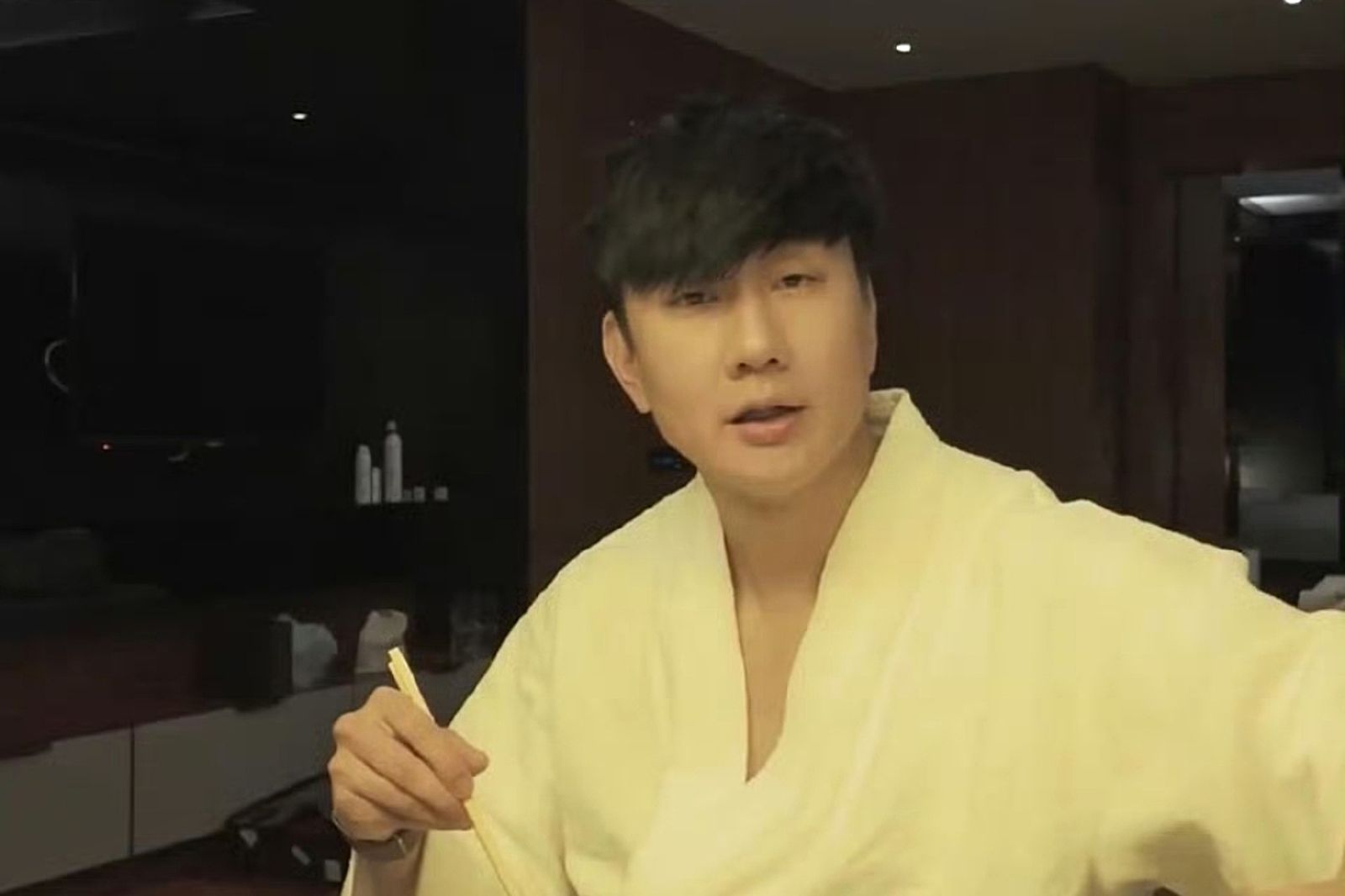 林俊傑「浴袍照」流出!畫面曝光秒刪文 粉暴動迅速登熱搜