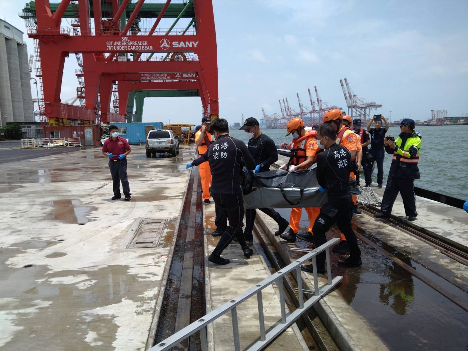 快訊/找到了!高雄港休旅車墜海事故 警消徹夜打撈尋獲1人