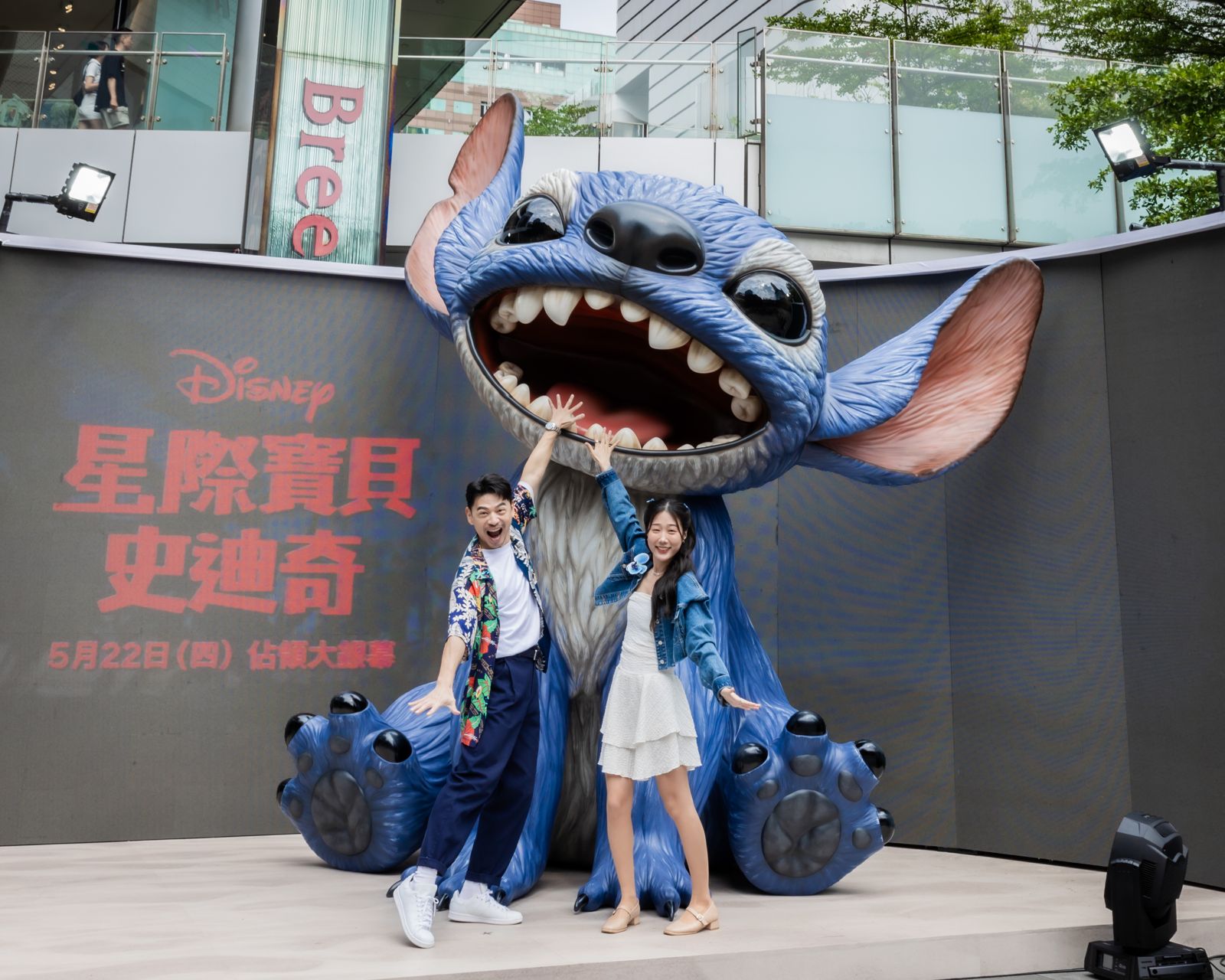 4米高巨型史迪奇台北東區現身　金針菇圓夢憶童年