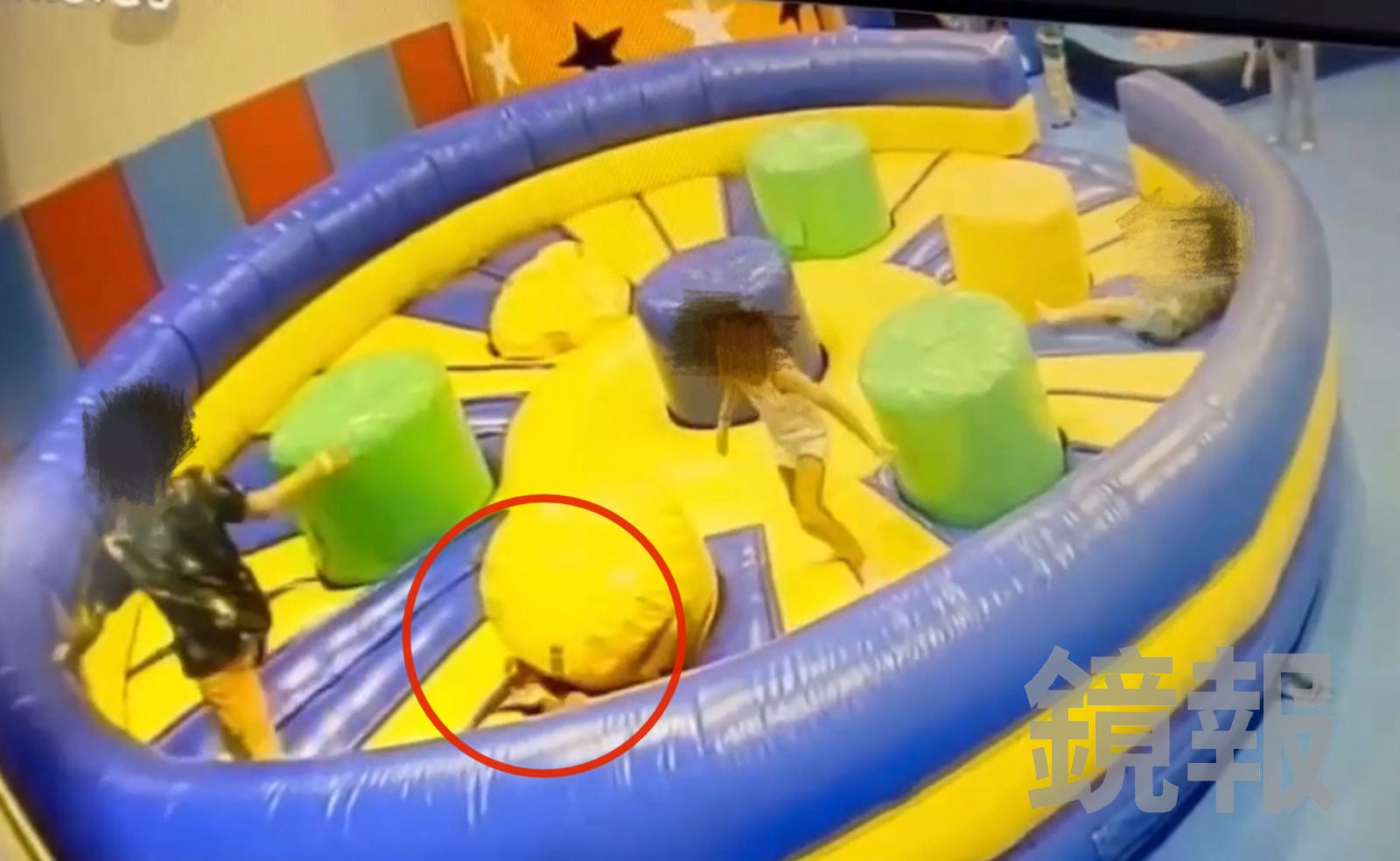 吞噬片／兒童新樂園氣墊漏風3歲童陷縫隙　家長怒批「品管有問題」