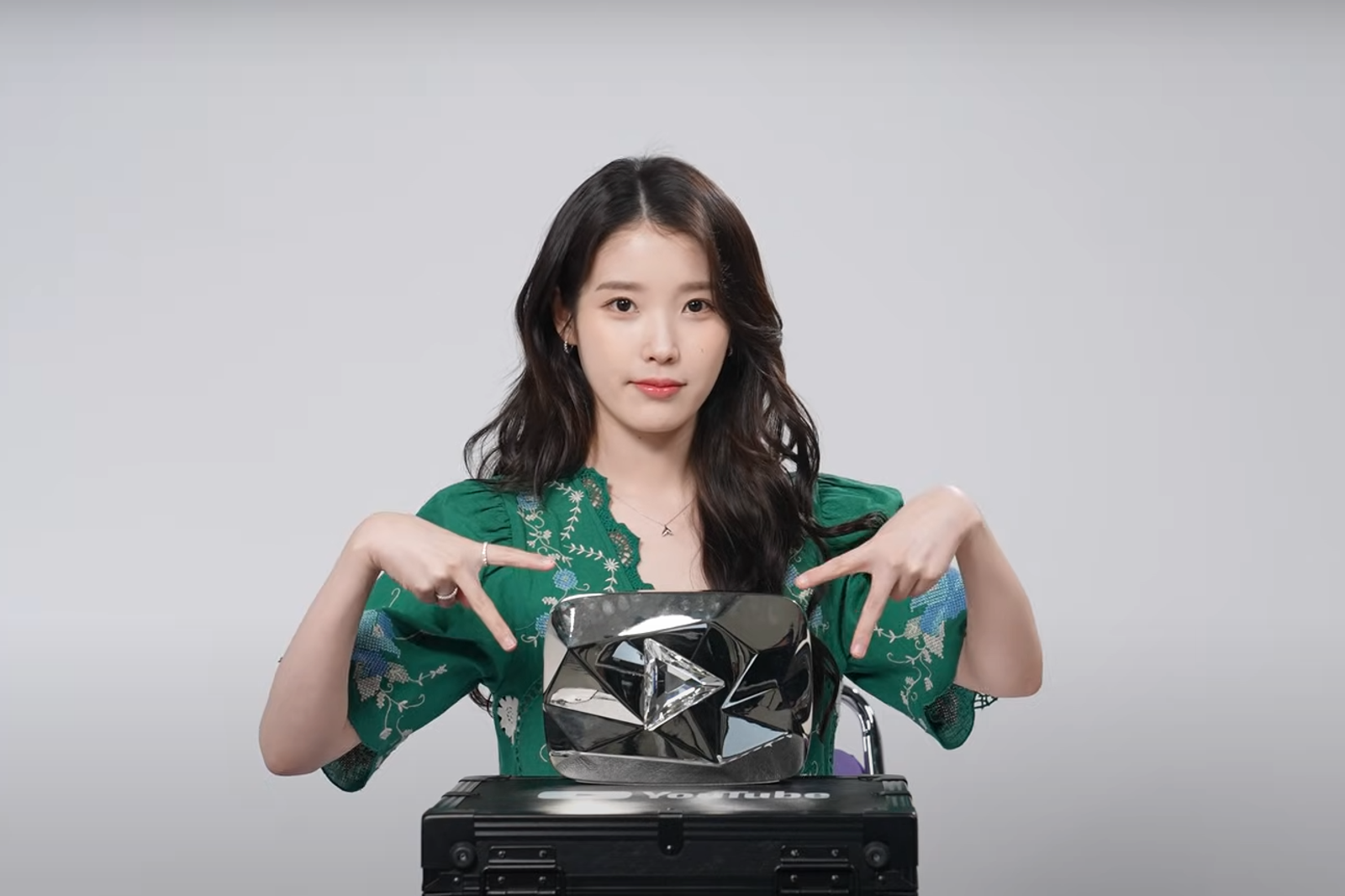 IU升格千萬訂閱YouTuber　開箱鑽石獎牌被閃到：我要隨身攜帶