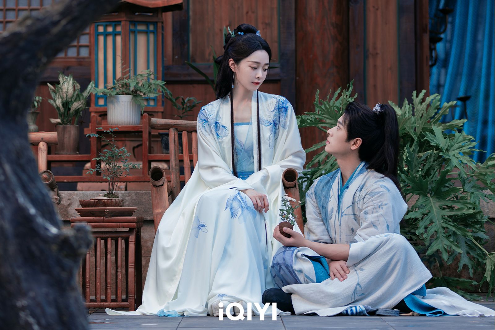 宋軼(左)稱丞磊(右)小奶狗撒嬌台詞像土味情話。愛奇藝國際站提供