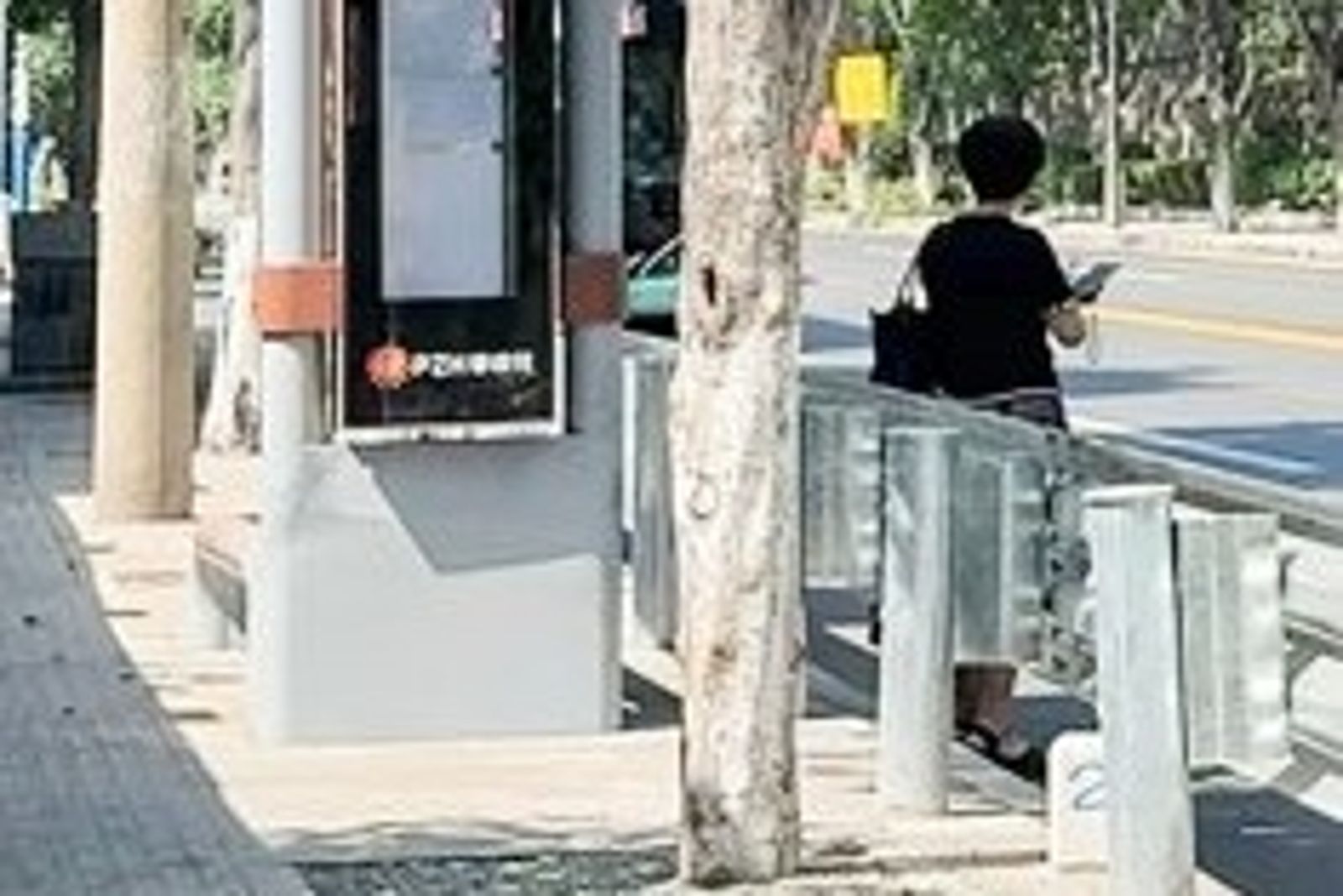 中國一處公車站設置長達100公尺、70公分高護欄引發民怨。圖／翻攝自微博