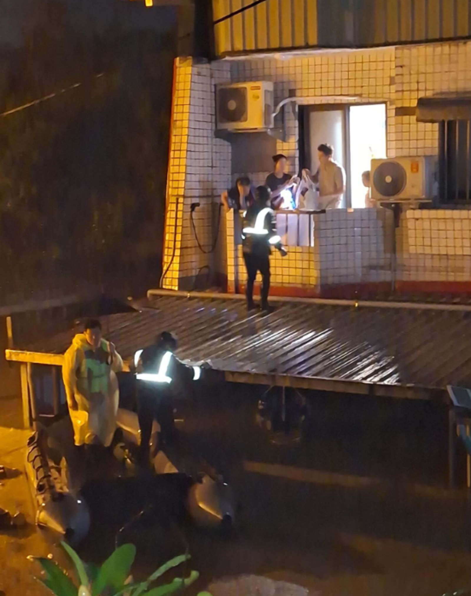 蘇澳市區大淹水，有民眾因行動困在家中。圖／翻攝自Threads @dreamice0421