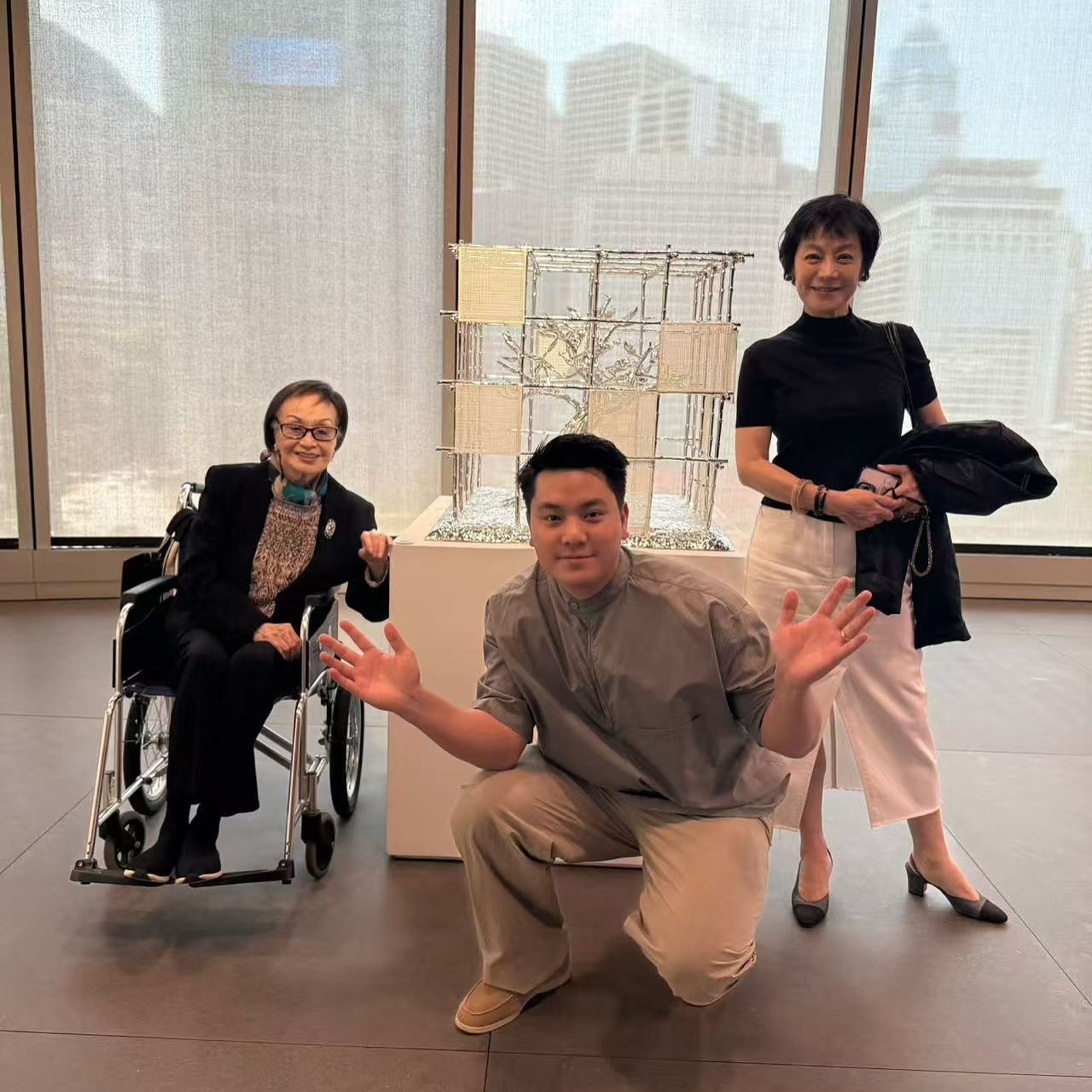 張艾嘉（右）驚訝原來兒子Oscar人脈廣大，左為張艾嘉母親。翻攝＠mroscarwang IG