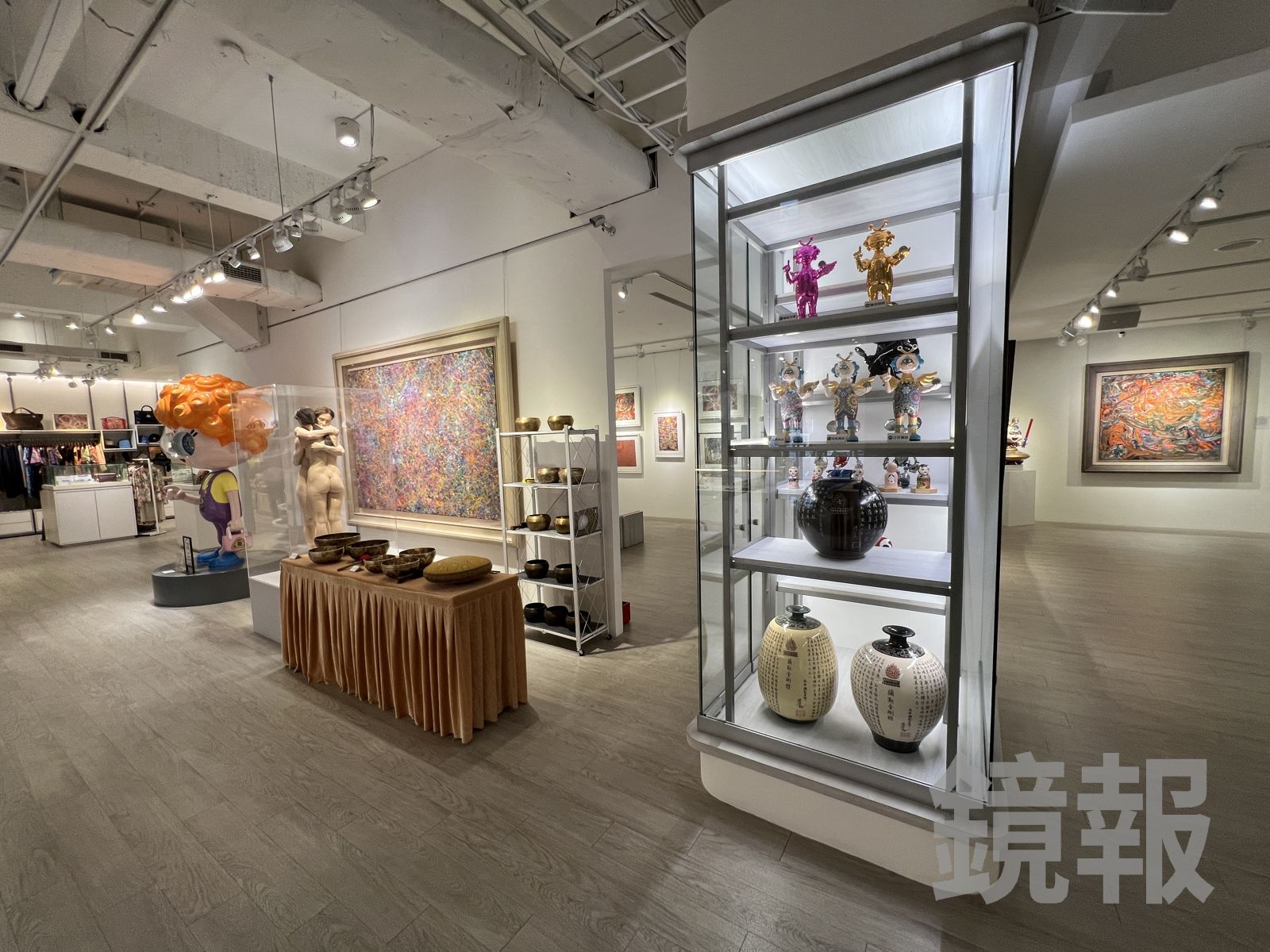 陳金龍以自己的名字替美術館命名,並提供多項周邊商品。