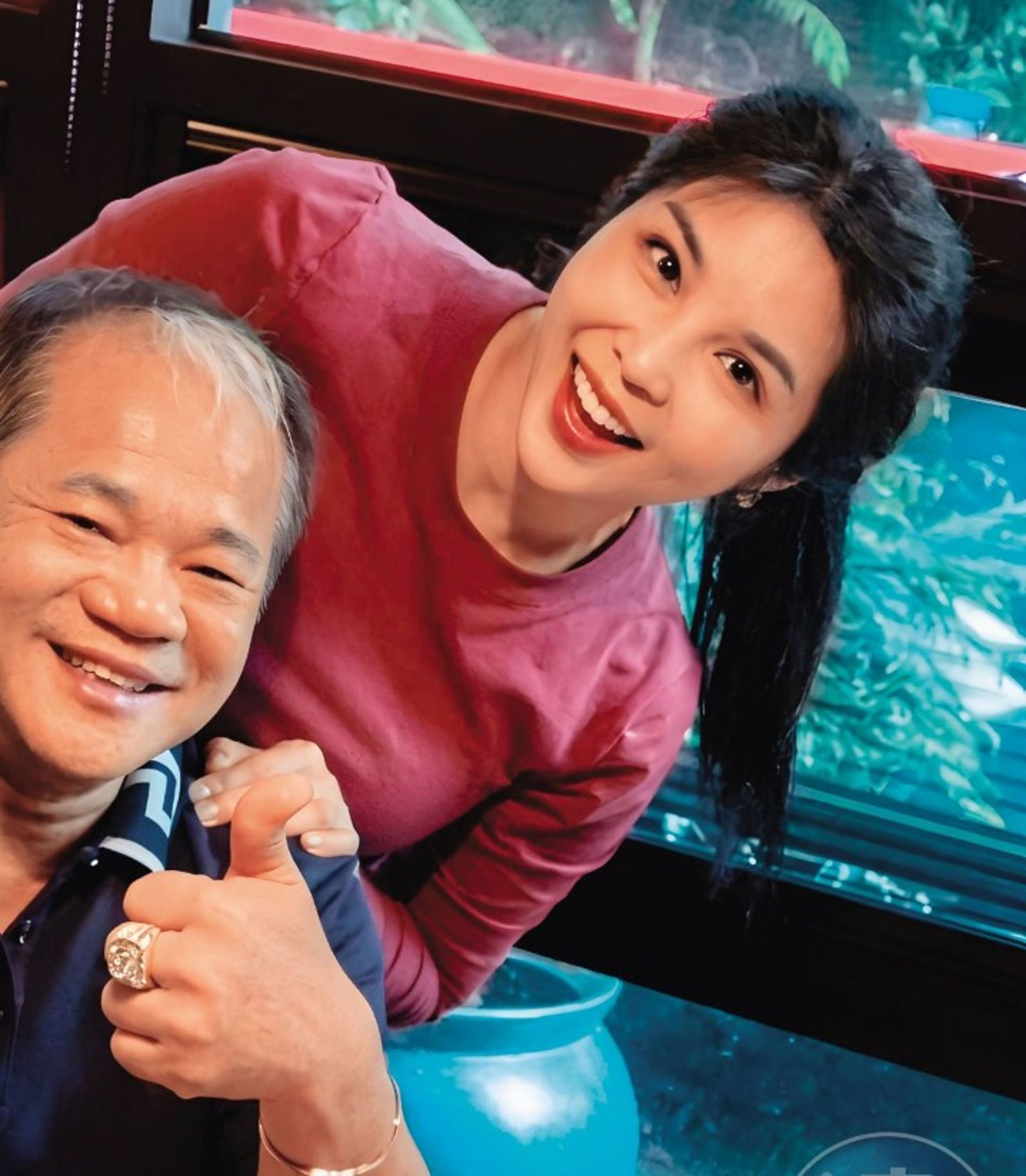 台北市萬華區華江里長洪佳君(右)與環南市場自治會長林勝東(左)常私約吃飯,留下親暱合照。讀者提供