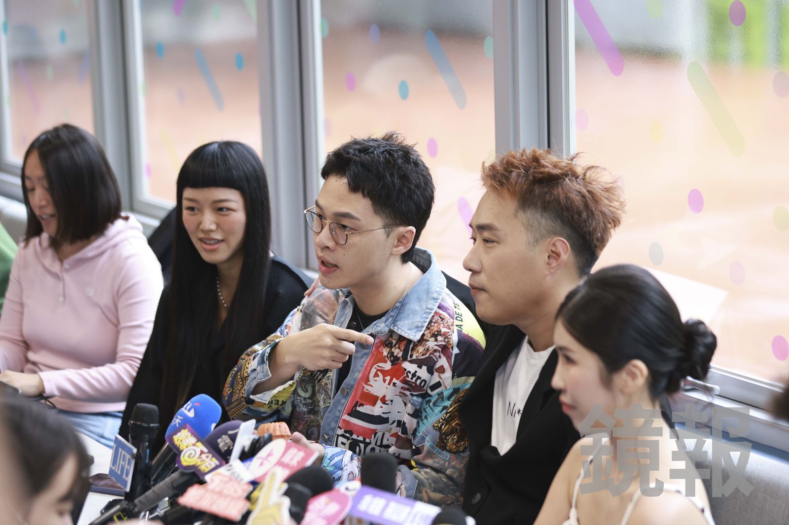 若綺（左起）、楊昇達現身派對受訪。劉耀匀攝