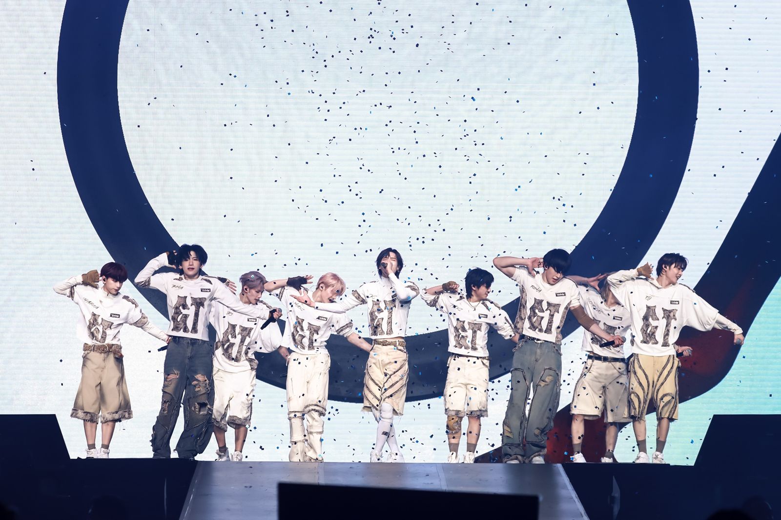 直擊/王奕翔台灣小吃餵飽&TEAM 甜撩台粉清唱〈月亮代表我的心〉