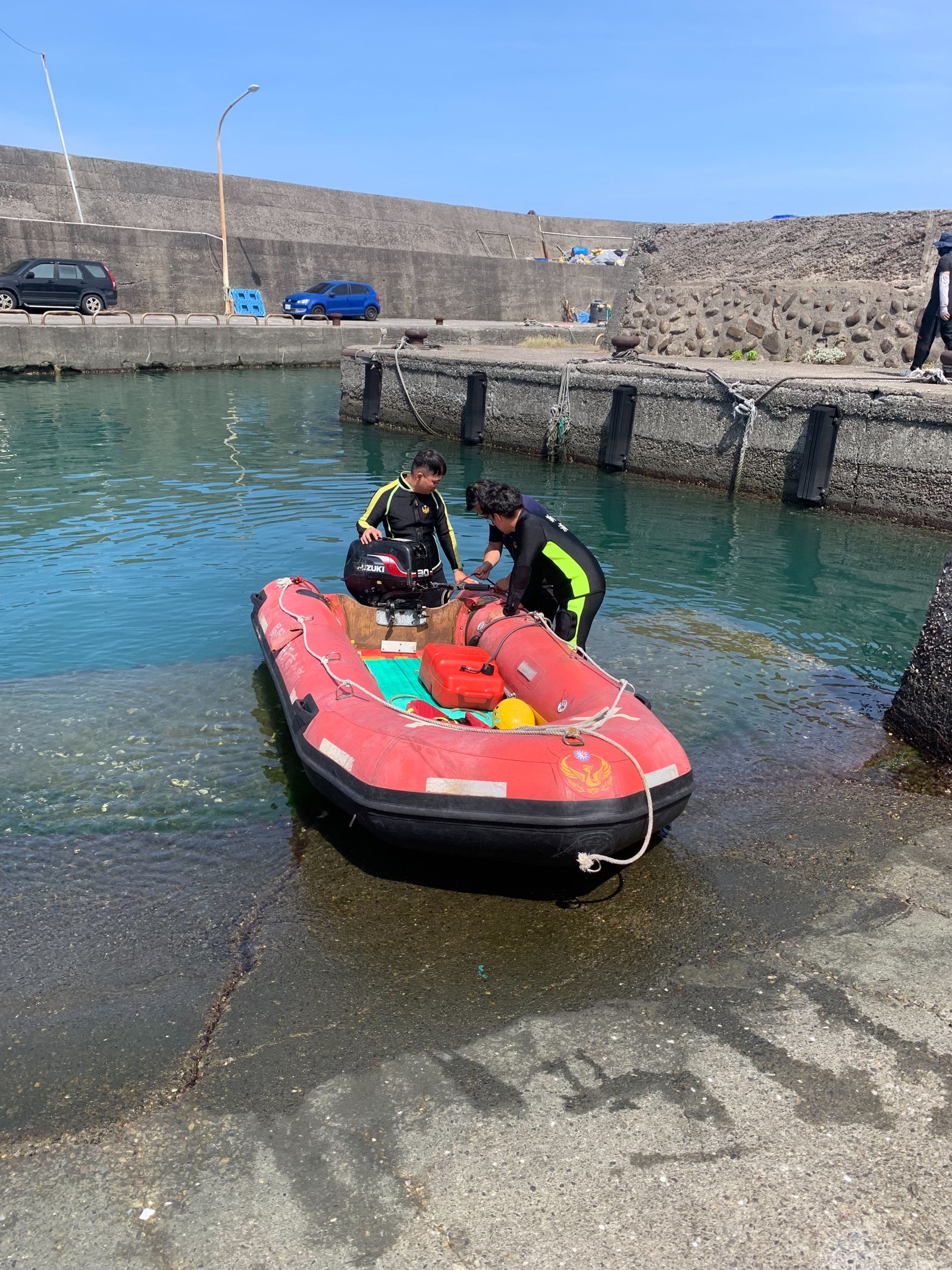 消防、海巡緊急出動搜救。