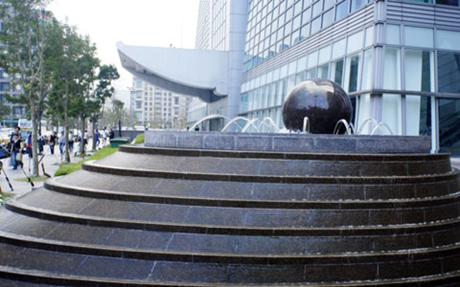 台北101前有發財水？民眾瘋舀水還直接飲用　賈永婕提醒「有加料」別喝