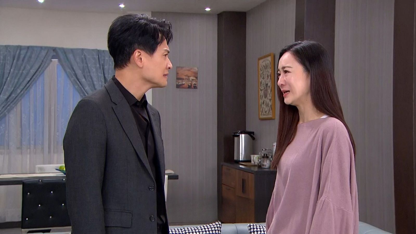 游詩璟(右)與飾演父親的王振復有情緒激動的對戲。三立提供