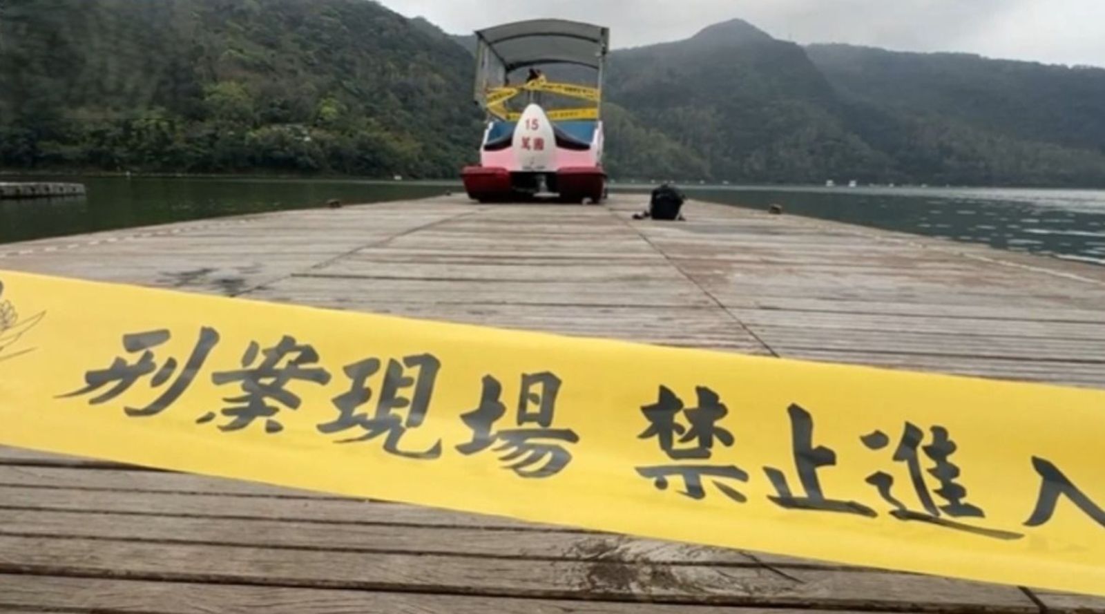 初三走春憾事！花蓮鯉魚潭天鵝船翻覆　5人落水、8歲童困船底 送醫不治